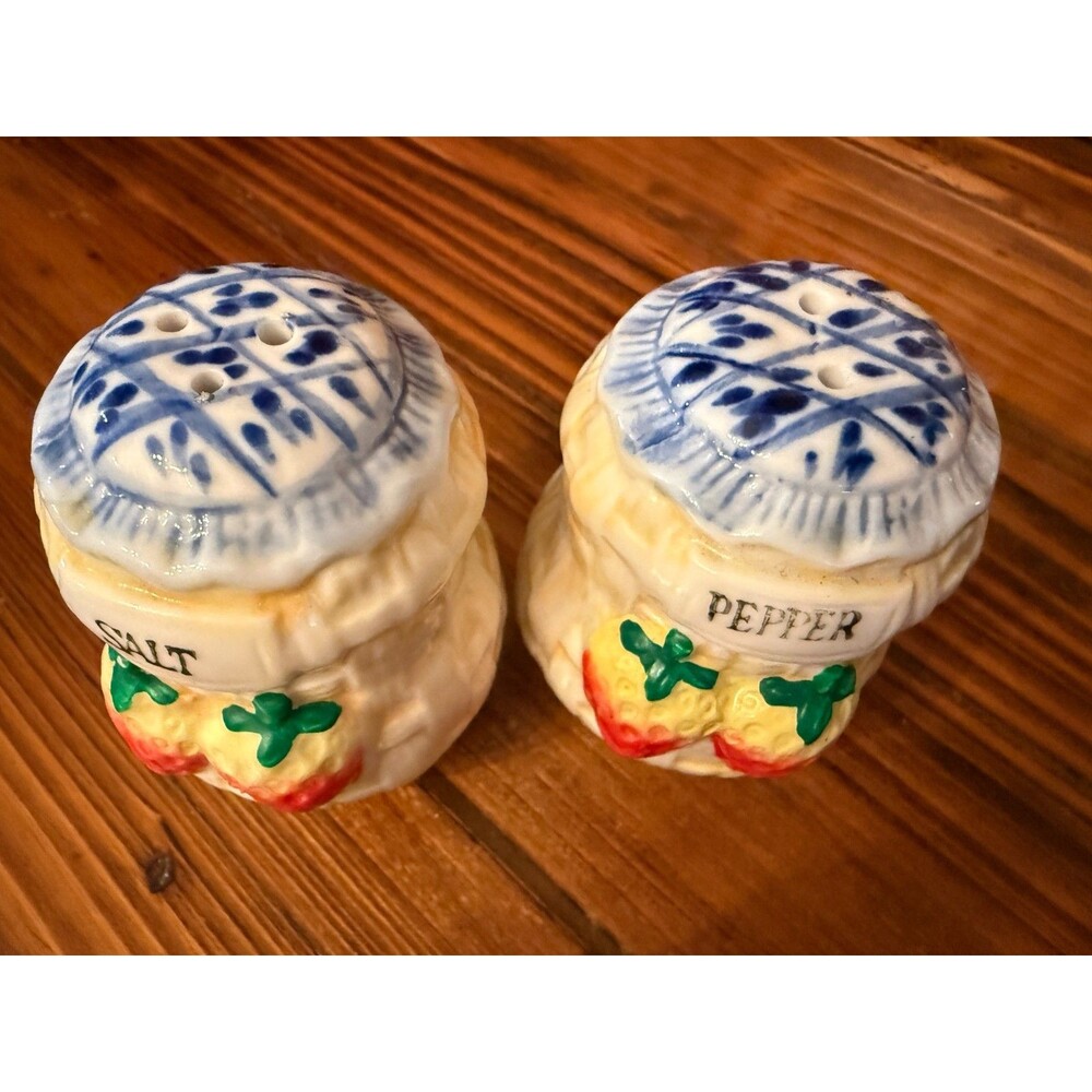 Vintage Strawberry Basket Salt Pepper Shakers Ceramic Dominica Cottagecore - Picture 6 of 7